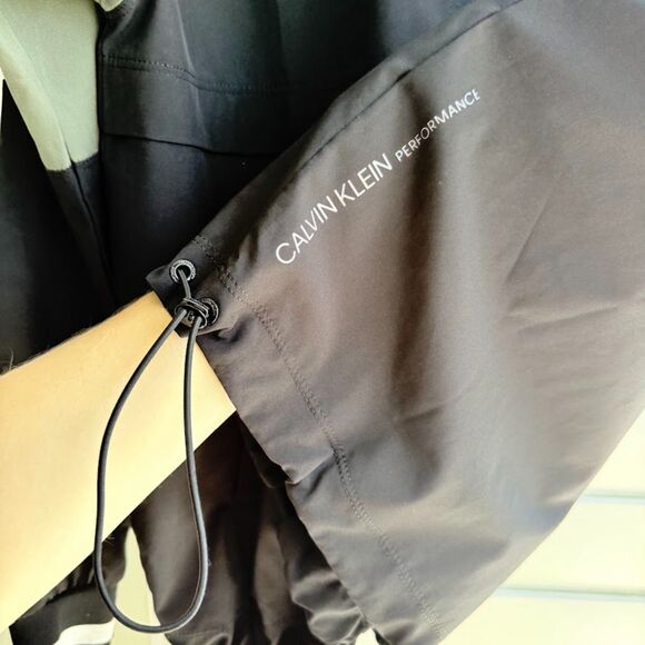 Calvin Klein Quarter Zip Windbreaker Hoodie in Black & Olive Green size xs - Picture 6 of 8